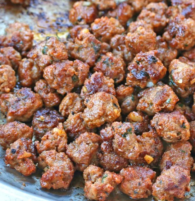 Browned halal garlic-roasted beef sausage pieces